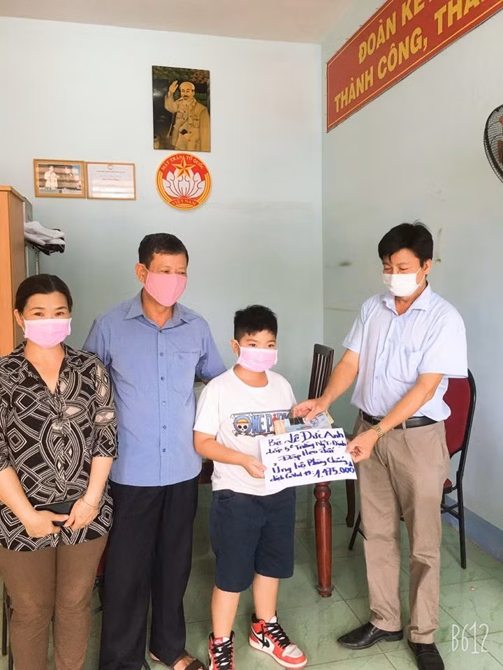 Bố mẹ em Lê Đức Anh và ông Phạm Văn Bình, Đảng Uỷ viên, Chủ tịch Mặt trận Tổ quốc Việt Nam phường Tân Phước chụp ảnh lưu niệm (Ảnh: CTV) Bố mẹ em Lê Đức Anh và ông Phạm Văn Bình, Đảng Uỷ viên, Chủ tịch Mặt trận Tổ quốc Việt Nam phường Tân Phước chụp ảnh lưu niệm (Ảnh: CTV)