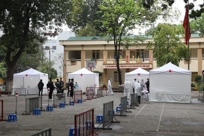 Khu vực test nhanh Covid-19 có kết quả trong 10 phút tại điểm Trường Trung học cơ sở Đống Đa (Hà Nội), sáng 31/3/2020. Ảnh: Thanh Tùng/TTXVN