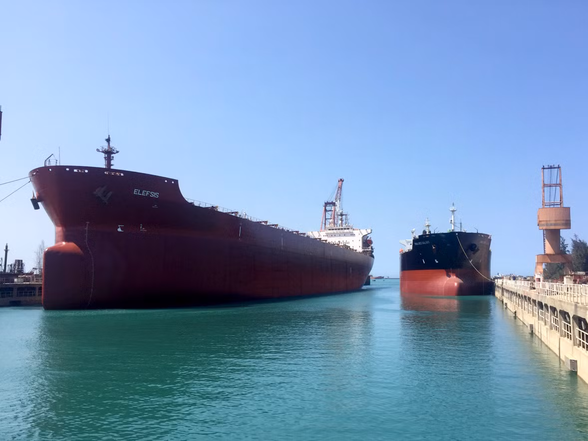 Tàu Elefsis (Hy Lạp) đang trong quá trình sửa chữa tại dock Dung Quất. Tàu Elefsis (Hy Lạp) đang trong quá trình sửa chữa tại dock Dung Quất.