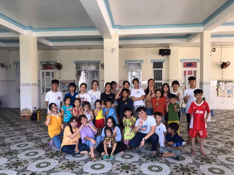 Đoàn trường Trung học phổ thông Trần Văn Quan giao lưu, sinh hoạt với các bé tại Mái Ấm Thi Ân