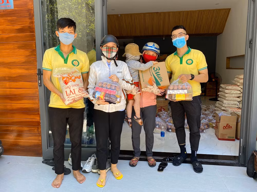 Hội Thiện nguyện Hương Sen Đà Nẵng trao quà đến những hoàn cảnh khó khăn trong đợt dịch. (Ảnh: Nhân vật cung cấp)
