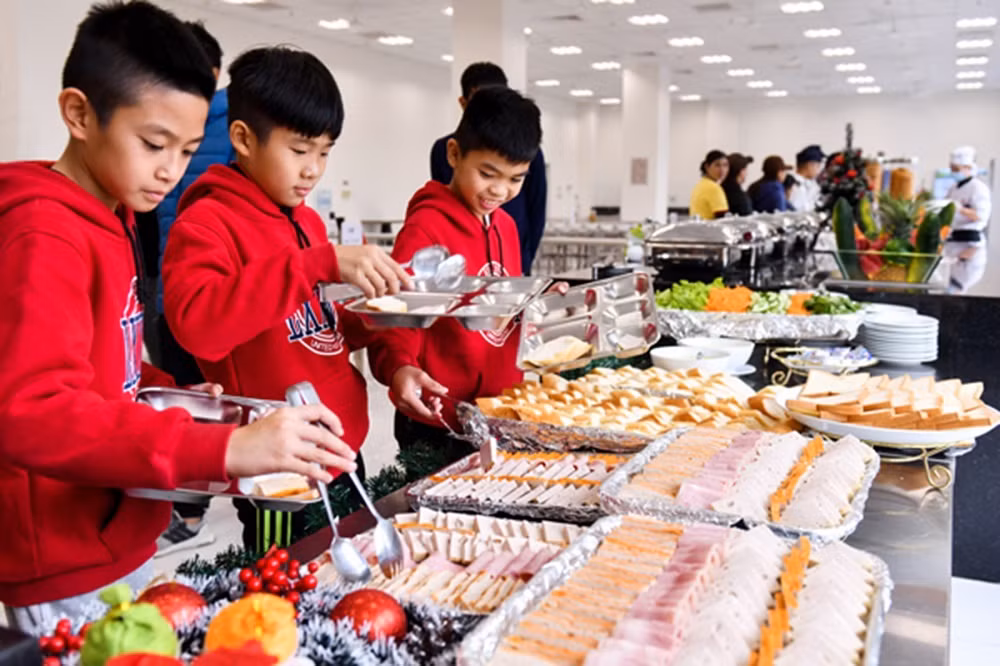 Học viên PVF được chăm lo kỹ lưỡng trong từng bữa ăn. Chế độ dinh dưỡng được tính toán khoa học đảm bảo vừa ngon miệng vừa hỗ trợ quá trình trưởng thành, tập luyện của học viên. Học viên PVF được chăm lo kỹ lưỡng trong từng bữa ăn. Chế độ dinh dưỡng được tính toán khoa học đảm bảo vừa ngon miệng vừa hỗ trợ quá trình trưởng thành, tập luyện của học viên.