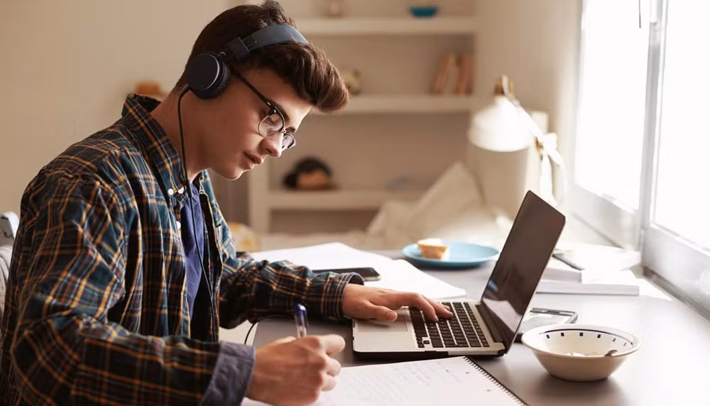 Nên chọn ngồi học tại bàn như ở trường để nâng cao khả năng tập trung.