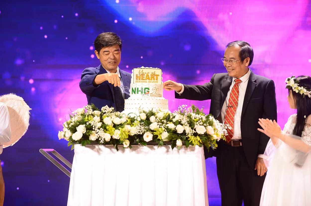 Đại diện lãnh đạo NHG thực hiện nghi thức chúc mừng và cắt bánh sinh nhật trong buổi lễ Đại diện lãnh đạo NHG thực hiện nghi thức chúc mừng và cắt bánh sinh nhật trong buổi lễ