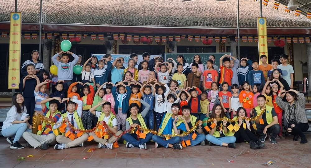 Học sinh đi làm tình nguyện (Ảnh do tác giả cung cấp) Học sinh đi làm tình nguyện (Ảnh do tác giả cung cấp)