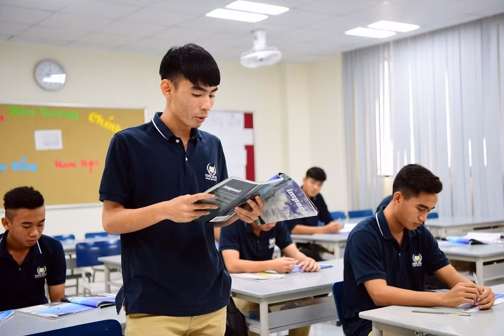 Học viên PVF được chăm lo toàn diện về chuyên môn, đời sống tinh thần. Các em được học tại Vinschool nhằm trang bị kiến thức, kỹ năng đầy đủ về văn hóa trên con đường trở thành cầu thủ chuyên nghiệp. Học viên PVF được chăm lo toàn diện về chuyên môn, đời sống tinh thần. Các em được học tại Vinschool nhằm trang bị kiến thức, kỹ năng đầy đủ về văn hóa trên con đường trở thành cầu thủ chuyên nghiệp.