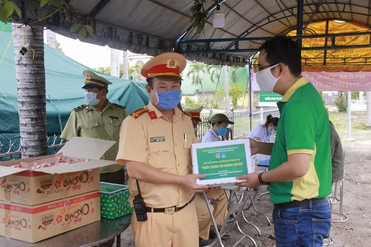 Đoàn cơ quan PVFCCo trao tặng khẩu trang vải kháng khuẩn tới lực lượng công an, bác sĩ đang làm việc tại chốt kiểm soát dịch Covid-19.