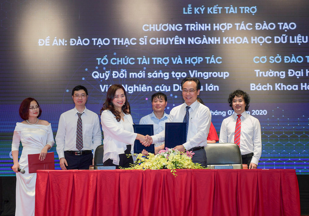Phó Giáo sư, Tiến sĩ khoa học Phan Thị Hà Dương – Giám đốc điều hành Quỹ Đổi mới sáng tạo Vingroup ký kết hợp tác đào tạo với đại diện Trường Đại học Bách Khoa Hà Nội.