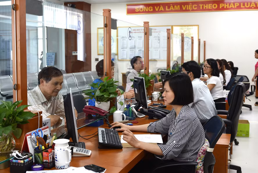 Người lao động cân nhắc khi quyết định nhận Bảo hiểm xã hội một lần. (Ảnh minh hoạ: Hanoimoi.com.vn)