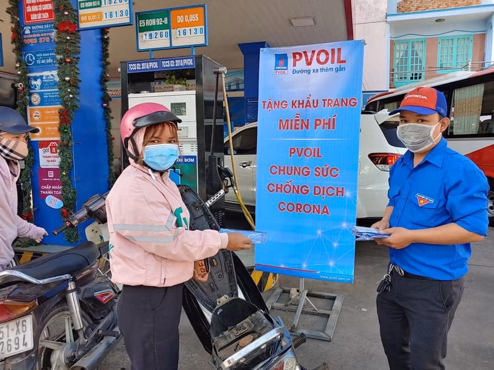 Nhân viên PVOIL phát tặng khẩu trang miễn phí phòng chống dịch Covid-19