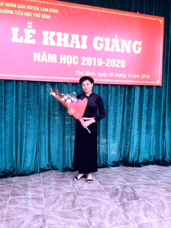Cô Ma Thị Viễn trong ngày khai giảng Trường Tiểu học Thổ Bình (2019-2020) (Ảnh: Nhân vật cung cấp)