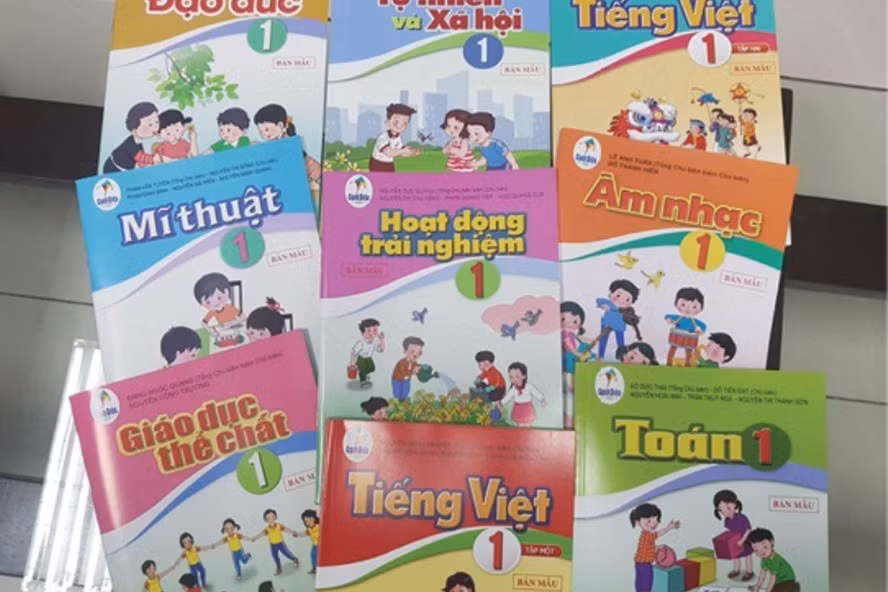 Sách giáo khoa chương trình mới dù không muốn phụ huynh vẫn phải mua tại trường ảnh 2