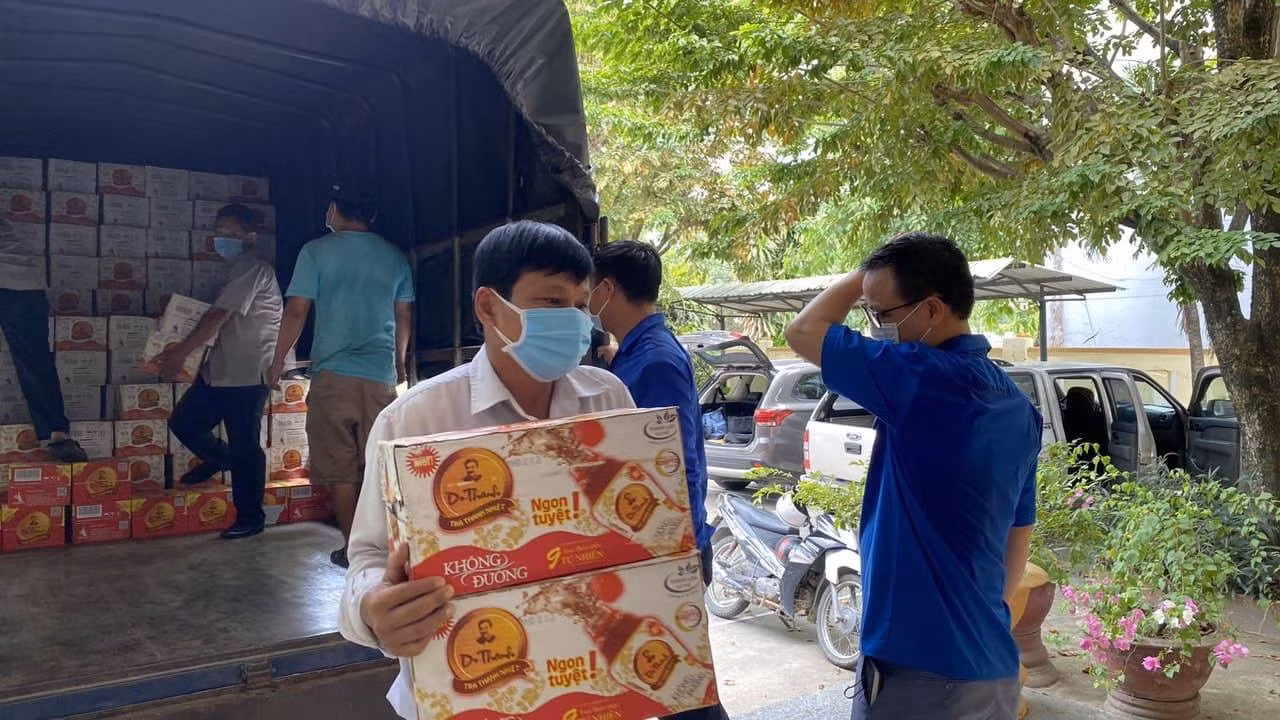 Trà Thanh Nhiệt Dr Thanh tiếp sức cho đồng bào, chiến sĩ tại Quảng Nam ảnh 4