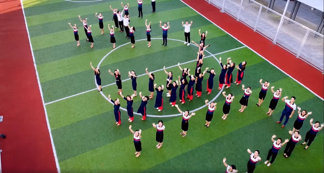Video nhảy flash mob của tập thể giáo viên và nhân viên UKA Hạ Long đã đạt giải nhất trong cuộc thi “Let’s Celebrate” Video nhảy flash mob của tập thể giáo viên và nhân viên UKA Hạ Long đã đạt giải nhất trong cuộc thi “Let’s Celebrate”