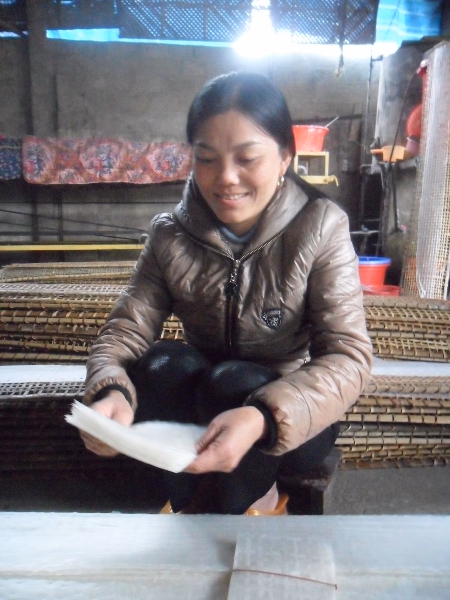 Chị Liên đang gói bánh đa nem (Ảnh: Bùi Thủy) Chị Liên đang gói bánh đa nem (Ảnh: Bùi Thủy)