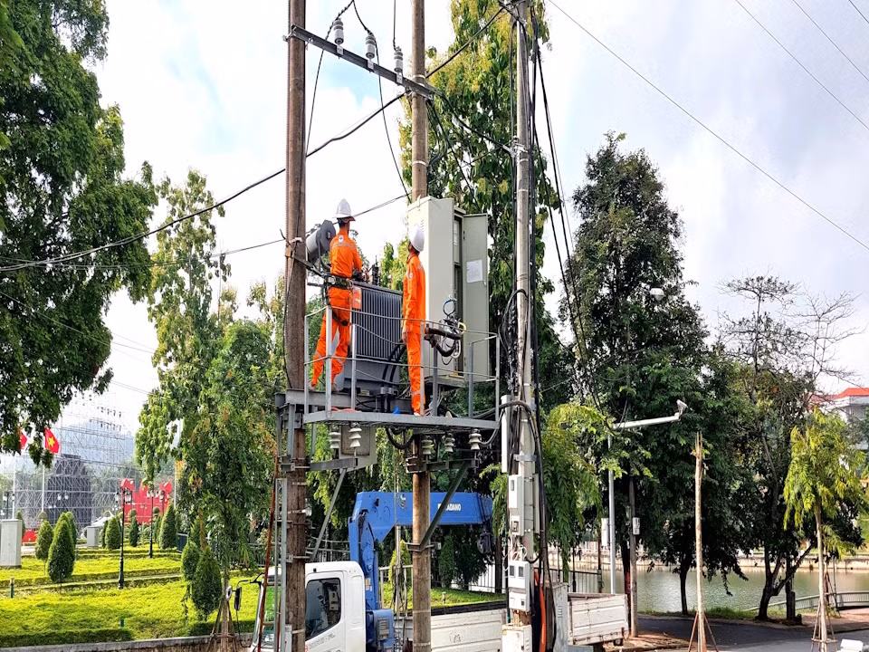 Công nhân Điện lực Thành phố Yên Bái kiểm tra, xử lý tồn tại các trạm biến phân phối.
