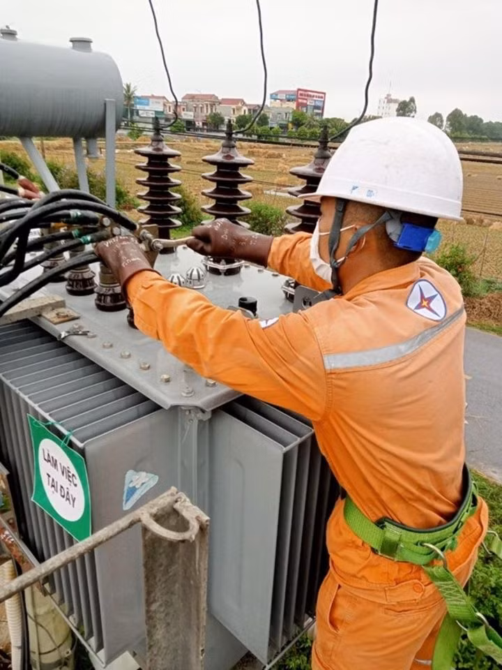 Công nhân điện lực sửa chữa khiếm khuyết TBA.