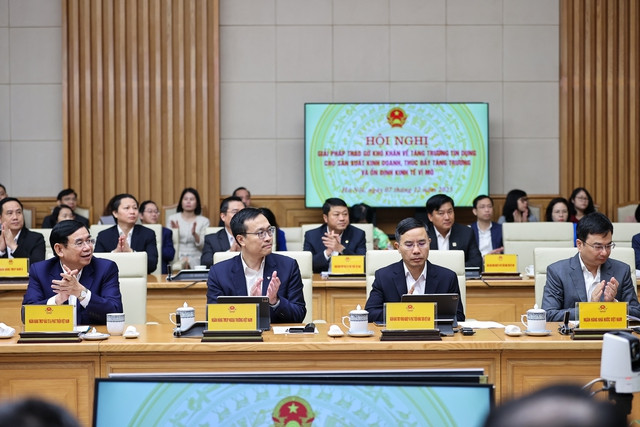 Thủ tướng nhấn mạnh, hội nghị hôm nay có tinh thần như hội nghị "Diên Hồng" nhằm bàn việc tháo gỡ khó khăn về vốn cho nền kinh tế, khơi thông nguồn vốn cho sản xuất kinh doanh, từ đó thúc đẩy tăng trưởng và ổn định kinh tế vĩ mô. Ảnh: VGP/Nhật Bắc