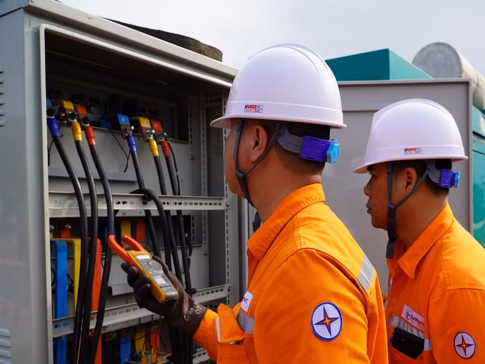 Điện lực thành phố Hạ Long kiểm tra thông số kỹ thuật đảm bảo cung cấp điện an toàn, liên tục.