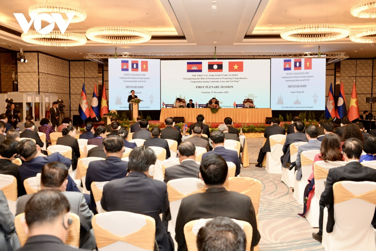 Phiên toàn thể Hội nghị cấp cao Quốc hội ba nước Campuchia – Lào – Việt Nam. Phiên toàn thể Hội nghị cấp cao Quốc hội ba nước Campuchia – Lào – Việt Nam.