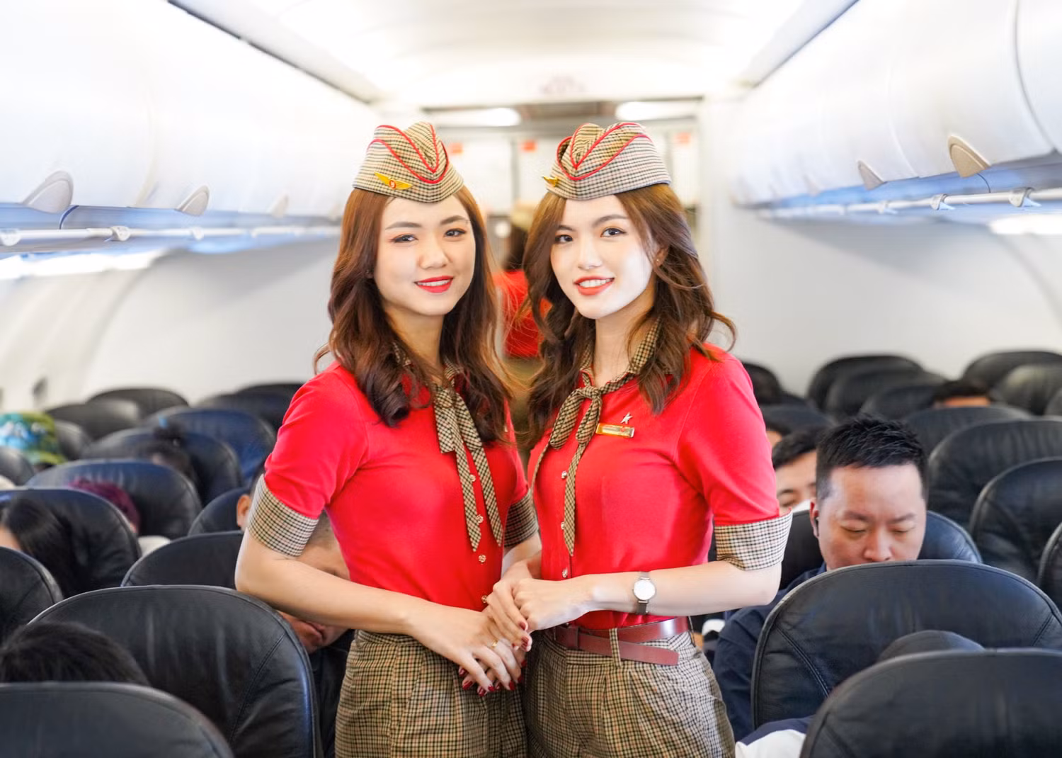 Tiếp viên hàng không Vietjet tận tâm và chuyên nghiệp. Tiếp viên hàng không Vietjet tận tâm và chuyên nghiệp.