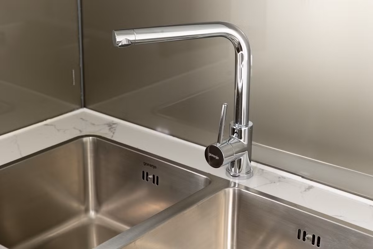 Cận cảnh khu bếp được bàn giao với đầy đủ hệ tủ và những thiết bị nhập khẩu mang thương hiệu danh tiếng