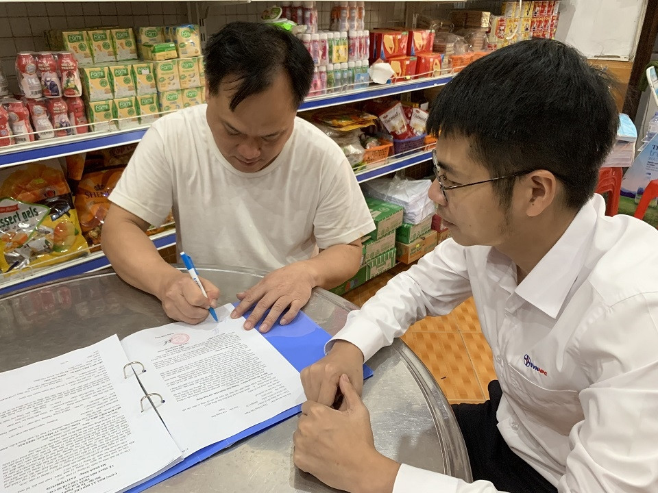 Điện lực các huyện, thành phố các tỉnh miền Bắc đang tiến hành tuyên truyền, thông báo và tổ chức ký thỏa thuận thay đổi lịch ghi chỉ số công tơ với khách hàng.