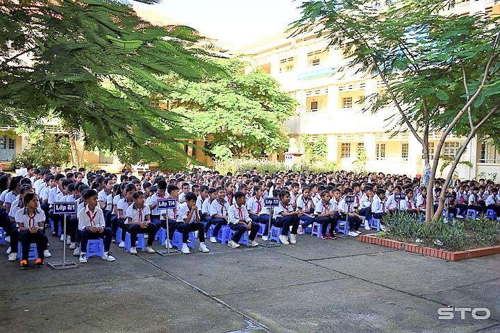 Tuyên truyền cho học sinh về công tác phân luồng học sinh sau trung học cơ sở (Ảnh minh họa: baosoctrang.org.vn). Tuyên truyền cho học sinh về công tác phân luồng học sinh sau trung học cơ sở (Ảnh minh họa: baosoctrang.org.vn).