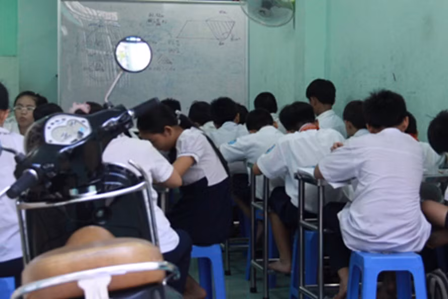 Có ai ủng hộ, được ăn mì tôm khi trên xe đến trường là còn hạnh phúc? ảnh 2