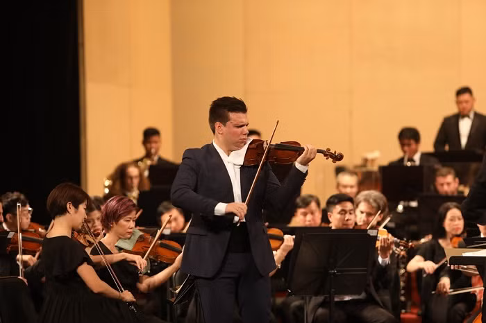 Nghệ sĩ độc tấu violin người Nga Sergei Dogadin có màn trình diễn xuất thần trên sân khấu nhà hát Lớn Hà Nội cùng Dàn nhạc giao hưởng Mặt Trời tối 26/10.