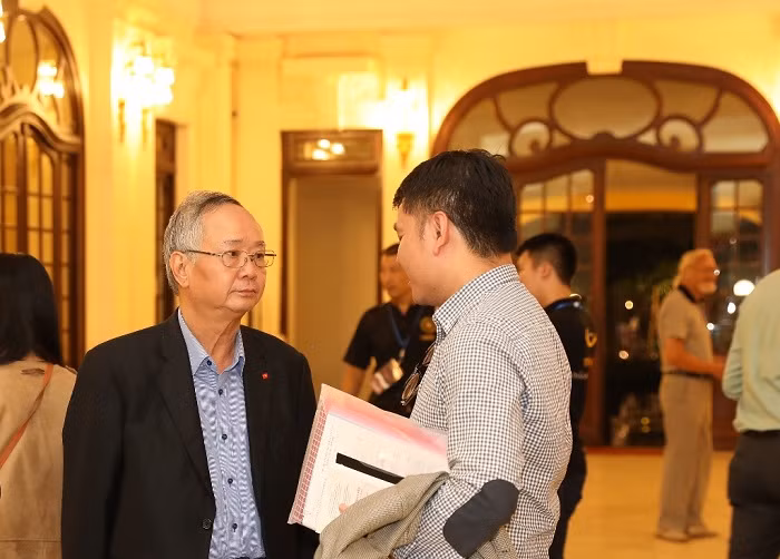 Nhà văn - nhà báo Nguyễn Như Phong đánh giá cao vở Concerto for violin với màn trình diễn xuất thần của Sergei Dogadin và những sáng tạo riêng mang dấu ấn nhạc trưởng Olivier Ochanine cùng dàn nhạc SSO.