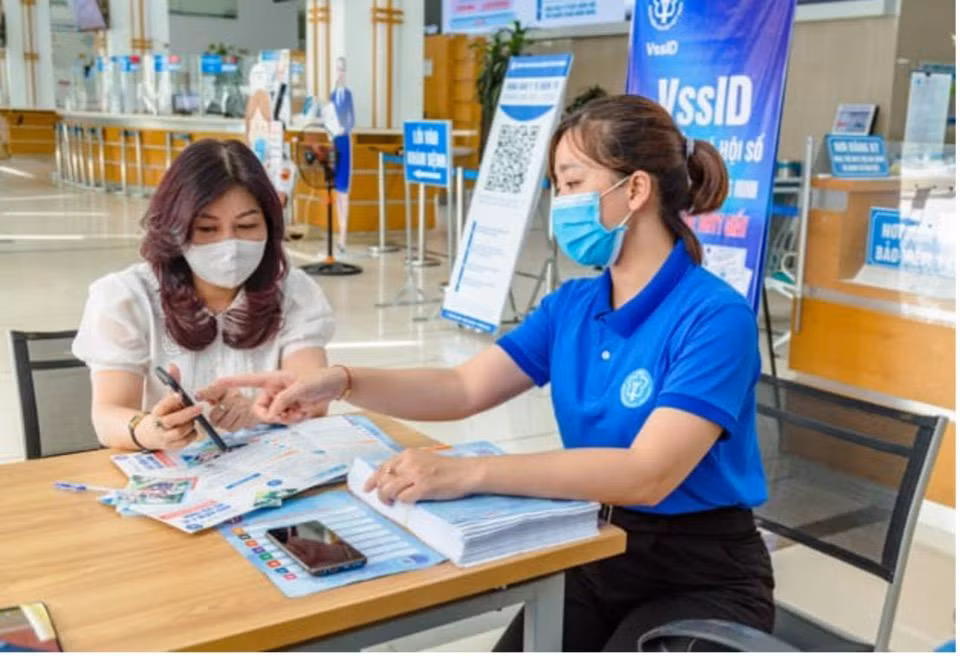 Bảo hiểm xã hội thành phố Hải Phòng tập trung đẩy mạnh tuyên truyền, hướng dẫn người dân cài đặt, sử dụng ứng dụng VssID. (Ảnh: Lã Tiến)