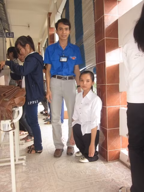 Kim Tiền đứng lọt thỏm trong đám đông thí sinh thi tại phòng thi 46 (điểm thi Trường ĐH Tiền Giang) Kim Tiền đứng lọt thỏm trong đám đông thí sinh thi tại phòng thi 46 (điểm thi Trường ĐH Tiền Giang)