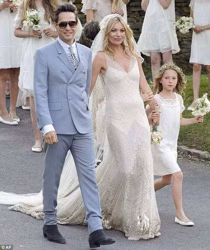 Tháng 8/2011, Kate Moss cùng rocker Jamie Hince đã chính thức kết hôn với một đám cưới theo lối cổ điển: váy cưới cô dâu và bộ suit chú rể mang hơi hướng vintage hoài cổ. Tháng 8/2011, Kate Moss cùng rocker Jamie Hince đã chính thức kết hôn với một đám cưới theo lối cổ điển: váy cưới cô dâu và bộ suit chú rể mang hơi hướng vintage hoài cổ.