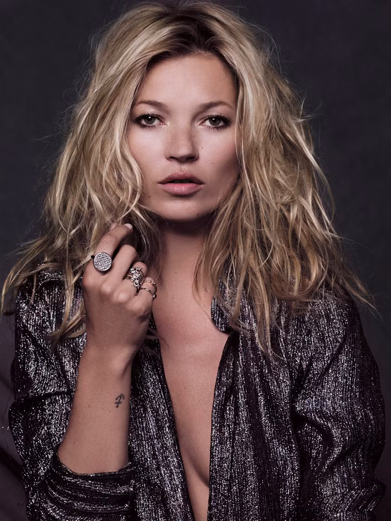 Điểm đặc biệt, điều khiến Kate Moss trở thành một siêu mẫu hàng đầu thế giới chính là một khuôn mặt ấn tượng, luôn toát ra vẻ lạnh lùng nhưng cũng vô cùng cuốn hút. Điểm đặc biệt, điều khiến Kate Moss trở thành một siêu mẫu hàng đầu thế giới chính là một khuôn mặt ấn tượng, luôn toát ra vẻ lạnh lùng nhưng cũng vô cùng cuốn hút.