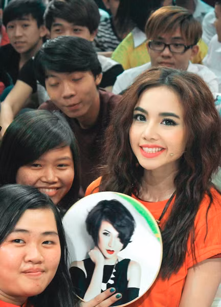 Ngoài những tâm sự chân thành, Đinh Ngọc Diệp cũng nhiệt tình tham gia các trò chơi cùng fan.