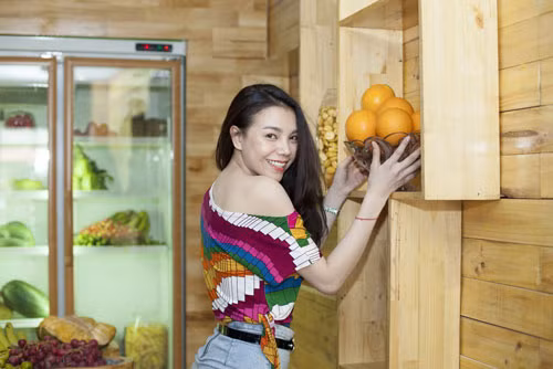 Trà Ngọc Hằng tự tay chuẩn bị cho nhà hàng của mình. Trà Ngọc Hằng tự tay chuẩn bị cho nhà hàng của mình.