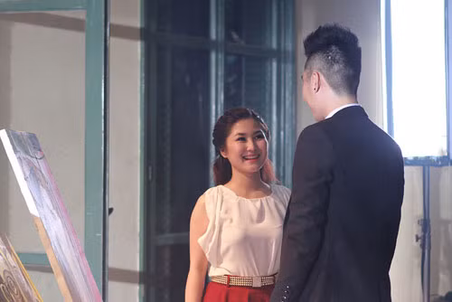 Phạm Việt Anh sinh năm 1992. Trước đây, Việt Anh đã từng tham gia trong một công ty đào tạo người mẫu và đi diễn trong một số chương trình biểu diễn thời trang lớn. Chiều cao 1m88 là một thuận lợi cho Việt Anh tại sàn catwalk nhưng chàng trai 21 tuổi cho biết đã tạm dừng hợp đồng với công ty người mẫu từ tháng 04/2012 để toàn tâm toàn ý thực hiện ước mơ làm phi công của mình.