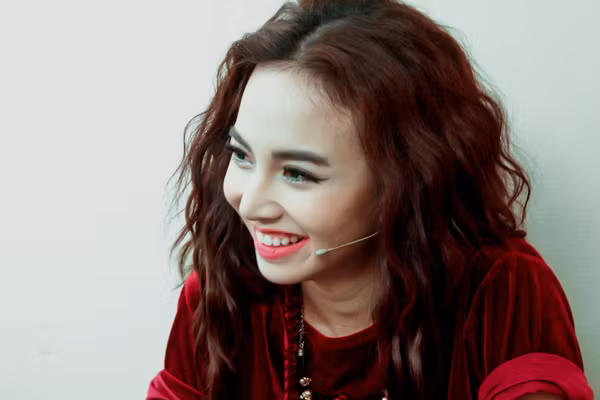 Đinh Ngọc Diệp vừa trở thành khách mời của buổi ghi hình chương trình '2idol'. Trong buổi này, Đinh Ngọc Diệp đã trò chuyện rất cởi mở, thẳng thắn. Không chỉ chia sẻ về công việc hiện tại cũng như kế hoạch sắp tới, cô không ngại đề cập đến những scandal phải đối mặt trong khoảng thời gian bước chân vào showbiz.
