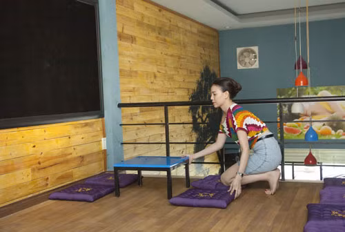 Cô tự tay chỉnh trang từ chỗ ngồi cho khách. Cô tự tay chỉnh trang từ chỗ ngồi cho khách.