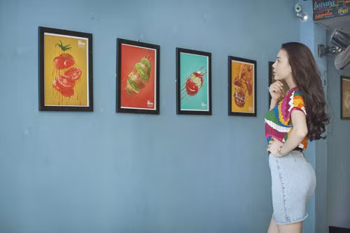 Bạn bè thường gọi đùa Hằng là "cô gái trái cây". Ngay sau khi xong xuôi nhà hàng vào thời gian tới, Trà Ngọc Hằng sẽ bắt tay thực hiện một số dự án nghệ thuật được đầu tư cẩn thận Bạn bè thường gọi đùa Hằng là "cô gái trái cây". Ngay sau khi xong xuôi nhà hàng vào thời gian tới, Trà Ngọc Hằng sẽ bắt tay thực hiện một số dự án nghệ thuật được đầu tư cẩn thận