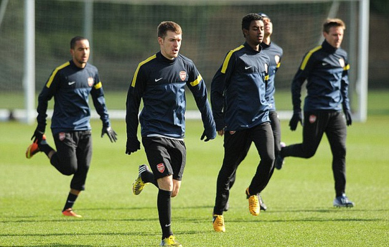 Aaron Ramsey (thứ 2 từ trái sang) được chờ đợi sẽ thay thế Jack Wilshere, người vừa bị đau mắt cá và chắc chắn không ra sân.