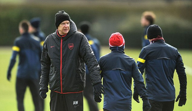 Arsene Wenger đồng thời cũng phải lo vấn đề ở biên trái, nơi mà Nacho Monreal không đủ điều kiện ra sân còn Kieran Gibbs mới trở lại.