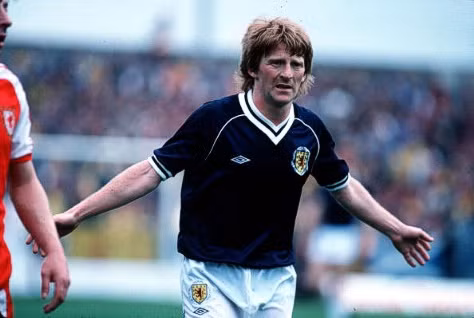 Gordon Strachan trải qua một giai đoạn khó khăn ở Dundee khi luôn là mục tiêu của các hậu vệ đối phương.