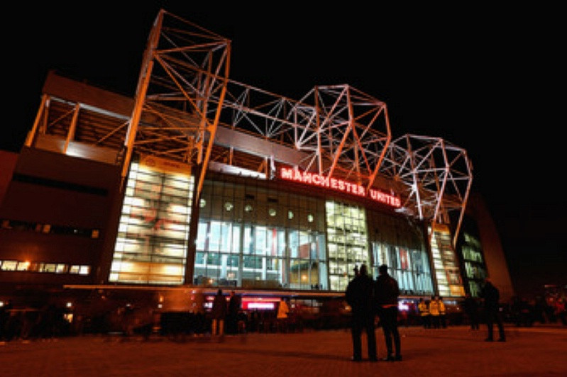 1. Kỷ lục số khán giả đến sân của Old Trafford: Sân đấu này chỉ phục vụ Manchester trong suốt hơn 100 năm qua, nhưng kỷ lục khán giả tới theo dõi một trận đấu lại không phải trận đấu có sự góp mặt của chính Manchester United. Đó là bán kế FA Cup 1939 khi Wolves gặp Grimsby Town ngày 25/3/1939.