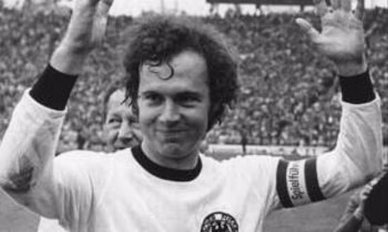 1. Franz Beckenbauer và Hans-Georg Schwarzenbeck: Beckenbauer không thành công một mình, ông có người bạn đồng hành Hans bên cạnh trong 5 năm trời. Họ cùng đến Bayern năm 1966 và 2 năm sau đoạt Bundesliga đầu tiên. Sự xuất sắc đưa họ từ Bundesliga 1971/72 tới chức vô địch C1 thứ 3 liên tiếp vào năm 1976. Và tất nhiên, họ có thêm EURO 1972 và World Cup 1974 với ĐT Tây Đức. 1. Franz Beckenbauer và Hans-Georg Schwarzenbeck: Beckenbauer không thành công một mình, ông có người bạn đồng hành Hans bên cạnh trong 5 năm trời. Họ cùng đến Bayern năm 1966 và 2 năm sau đoạt Bundesliga đầu tiên. Sự xuất sắc đưa họ từ Bundesliga 1971/72 tới chức vô địch C1 thứ 3 liên tiếp vào năm 1976. Và tất nhiên, họ có thêm EURO 1972 và World Cup 1974 với ĐT Tây Đức.