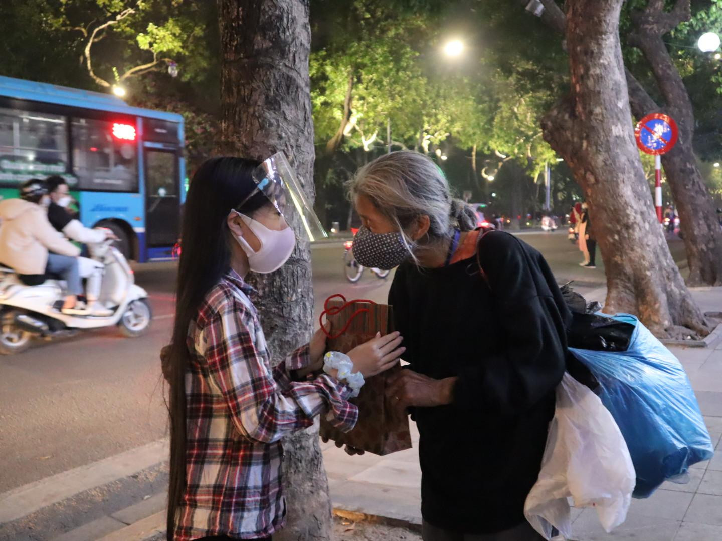 Thành viên trong câu lạc bộ "We are 222" trao quà cho người lao động nghèo. (Ảnh: Câu lạc bộ We are 222)