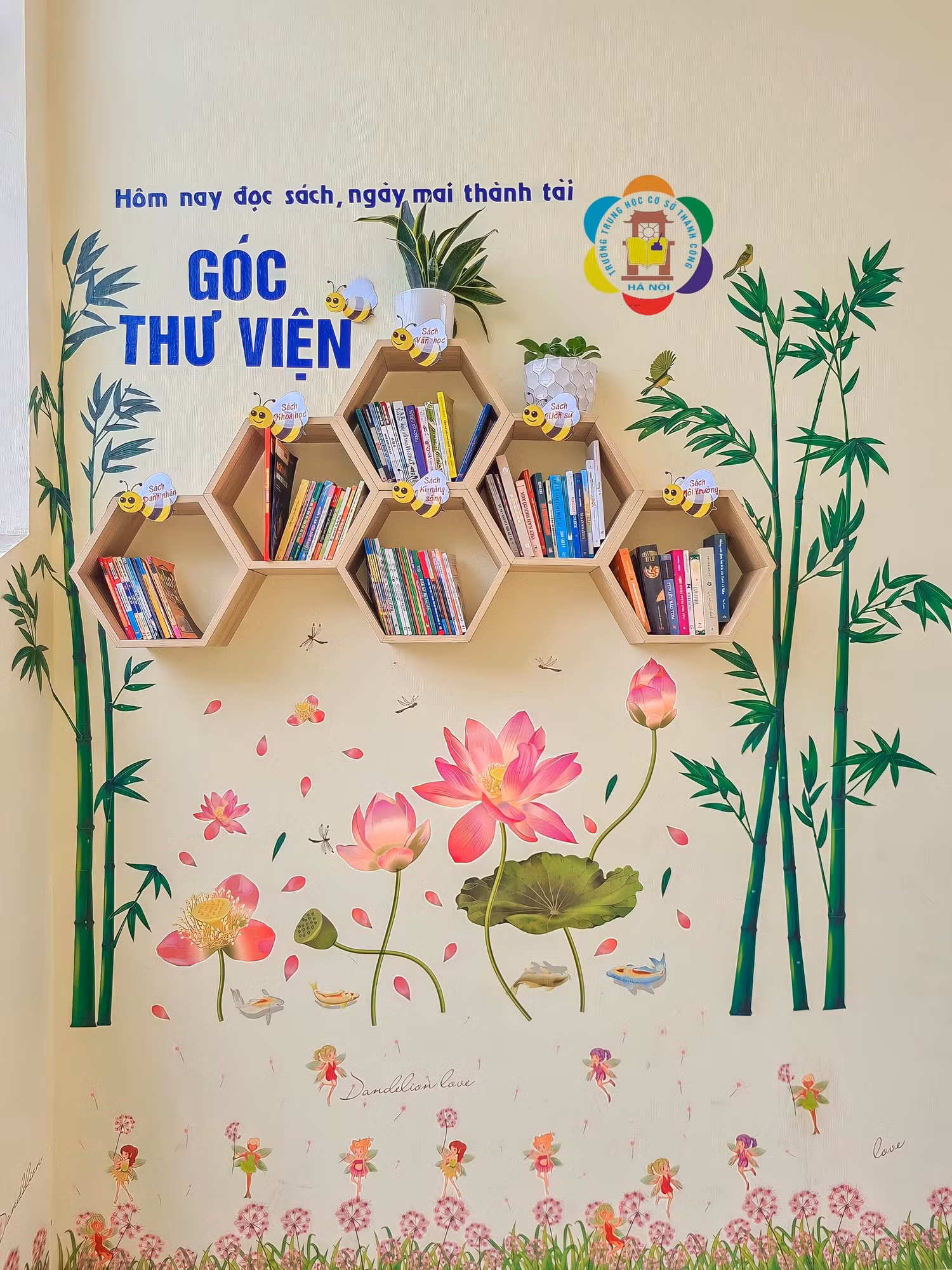 Góc thư viện được trang trí bắt mắt với nhiều đầu sách hay. (Ảnh: Trường Trung học cơ sở Thành Công) Góc thư viện được trang trí bắt mắt với nhiều đầu sách hay. (Ảnh: Trường Trung học cơ sở Thành Công)