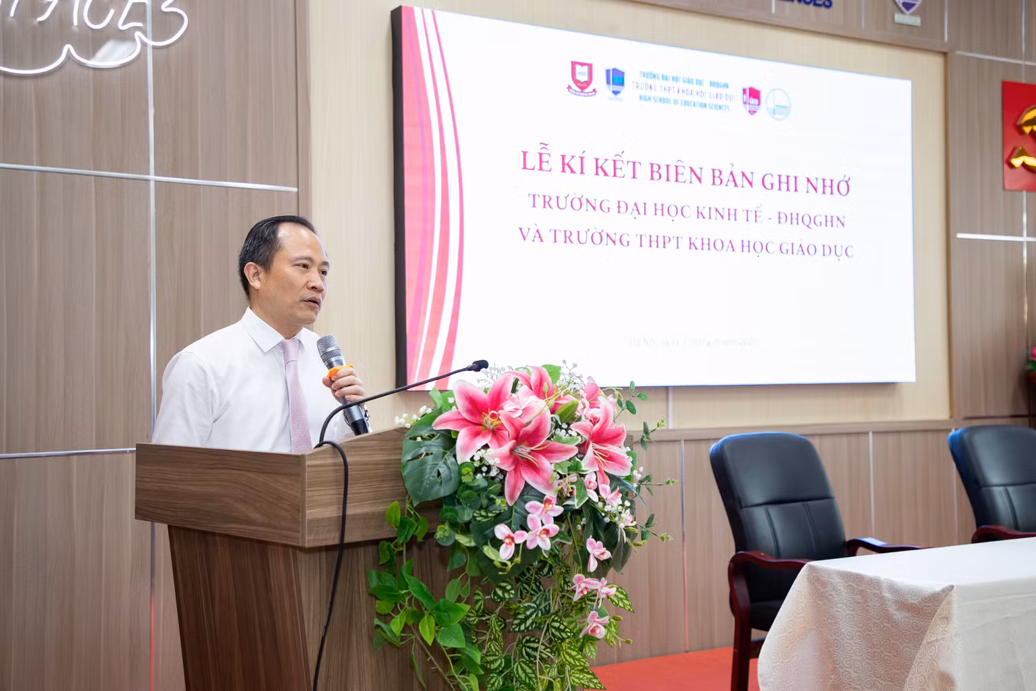 Hieu truong ĐH Kinh tế.jpg