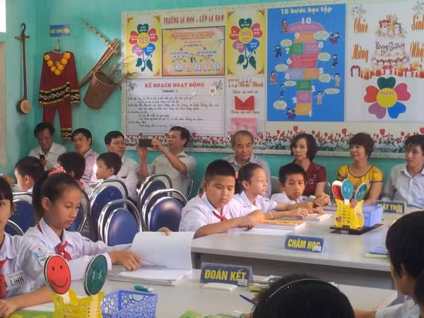 Chiều 21/10/2014 TS Nguyễn Vinh Hiển – Thứ trưởng Bộ Giáo dục và Đào tạo dẫn đầu đoàn công tác đến thăm và nắm tình hình triển khai mô hình VNEN tại Trường THCS Lê Lợi Thành phố Hà Giang. Ảnh: hagiang.edu.vn